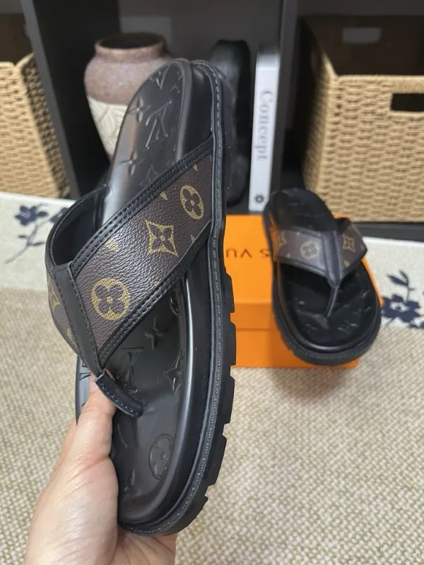 P270🏆Louis Vuitton 🏆[Louis Vuitton] Spring/Summer 2025 [Men's Flip Flops] 🎯🎯As an active family in the fashion industry ⭐ Lv is characterized by bold innovation ⚡Create this casual business style for Chinese fashionable men ✨The fabric is made of imported high-grade cowhide 🔥 Clean and neat ⚡Fashionable and elegant🌹Breathable, sweat-absorbent and deodorant👈So luxurious, high-end and domineering. 👍Must be sold if you repost the picture. Number of yards: 38--46. Color: 🎉 For large quantities. Welcome to repost.